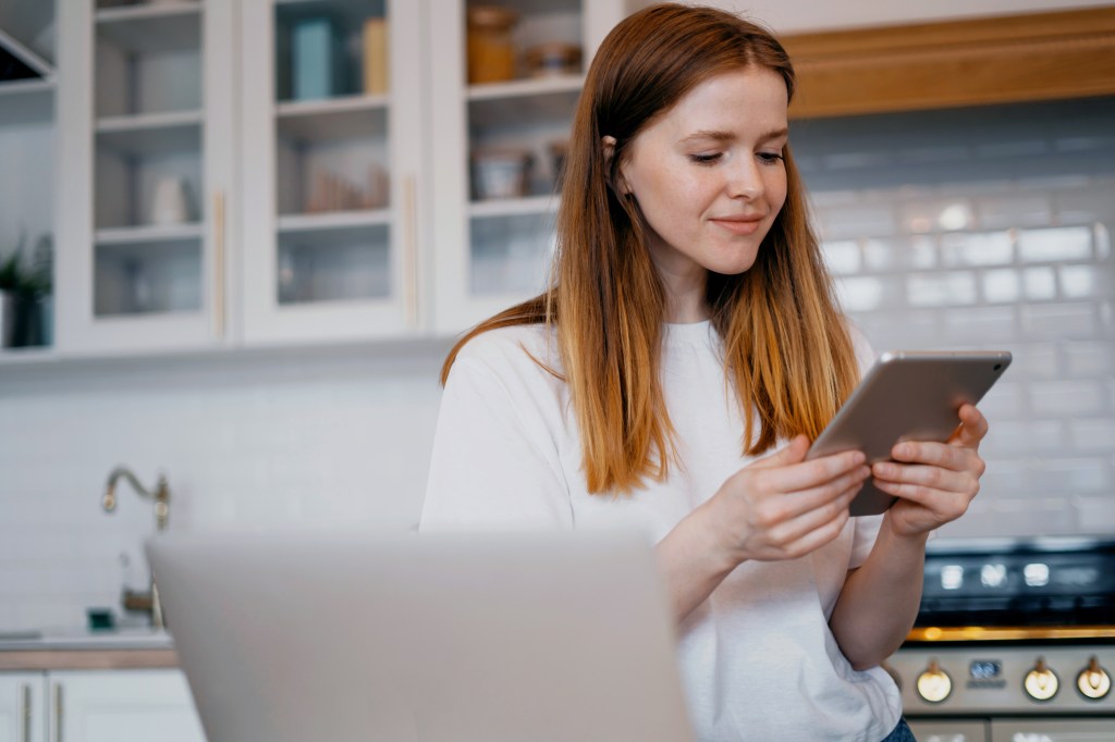 Person using smartphone to apply for emergency cash loan online with Speedy Cash in Canada.