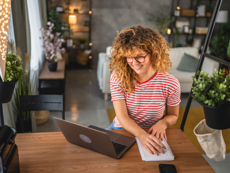 Person applying for an emergency loan online in Canada